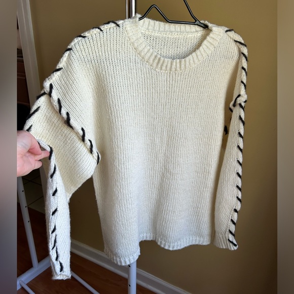 Sweaters - White and black sweater